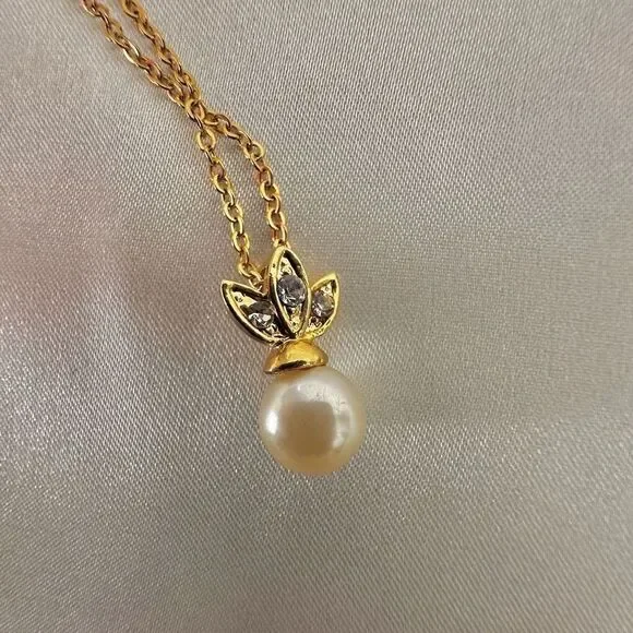 Faux Pearl rhinestone pendant necklace - Picture 9 of 10